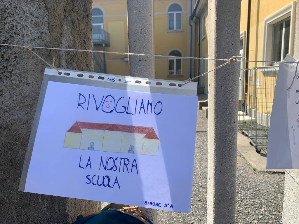 Scuola protesta Crenna Gallarate 