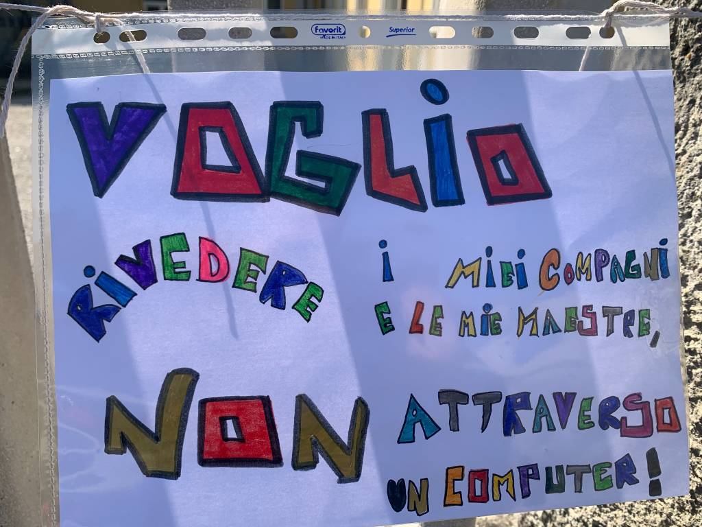 Scuola protesta Crenna Gallarate 