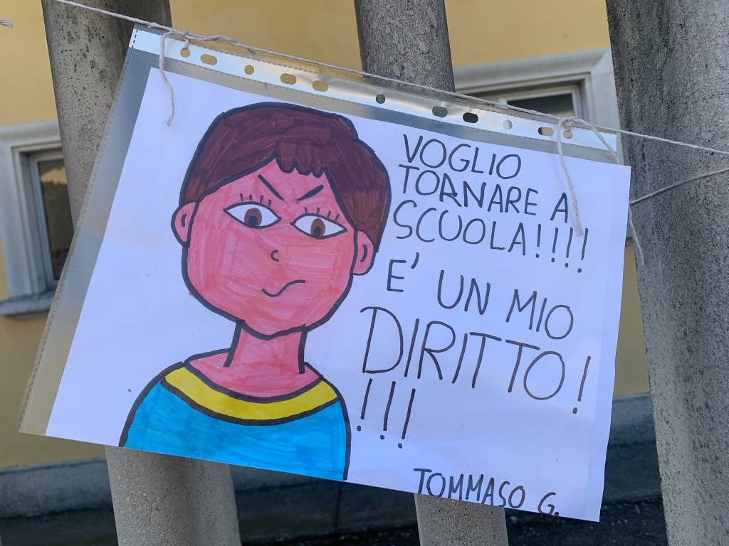 Scuola protesta Crenna Gallarate 