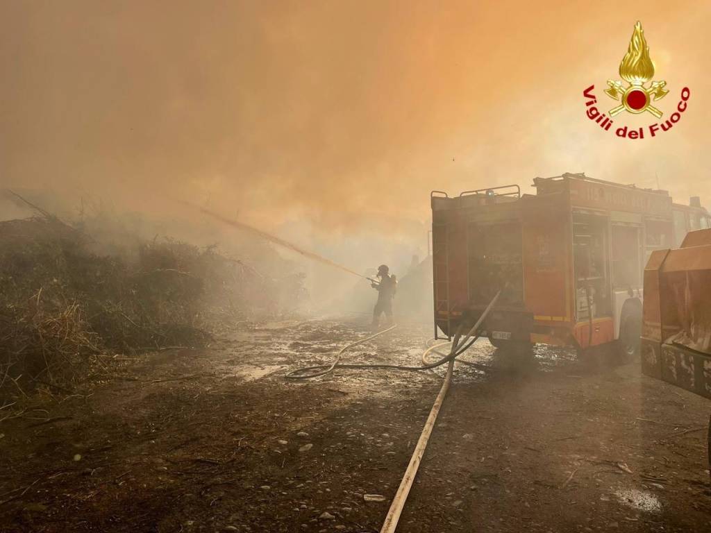 L\'incendio all\'azienda di legnami di Sesto Calende
