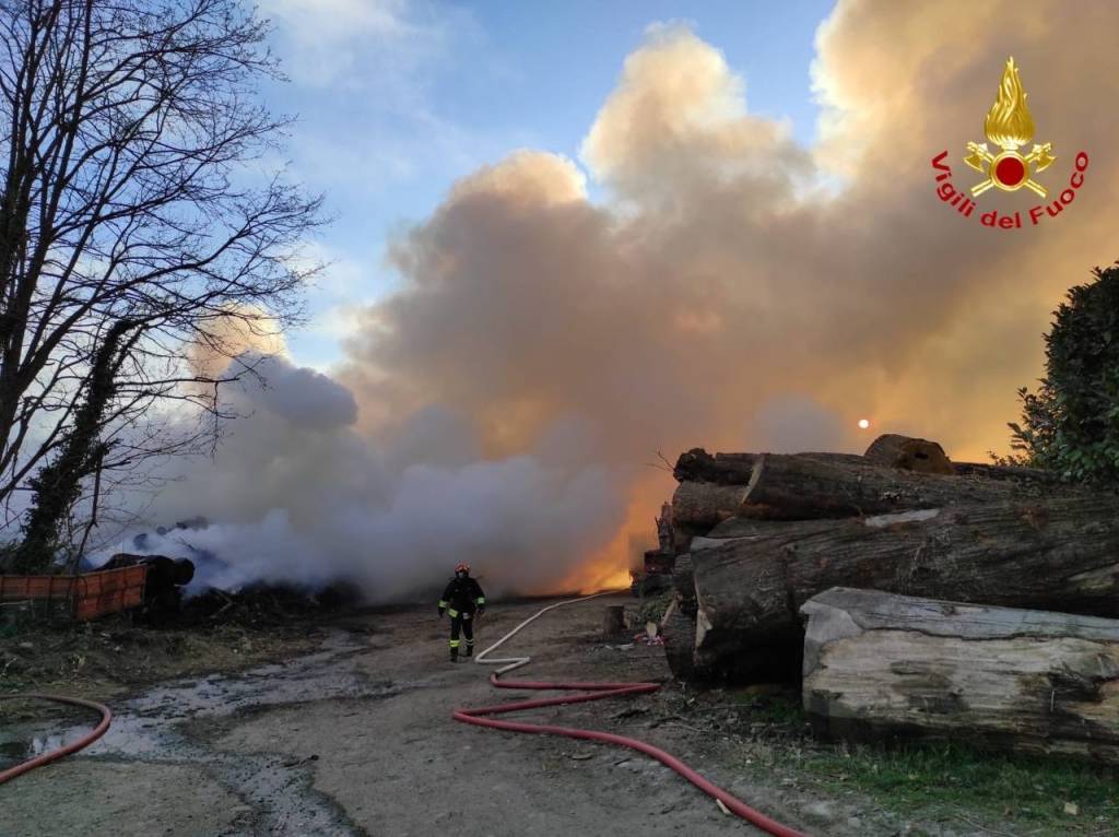 L\'incendio all\'azienda di legnami di Sesto Calende