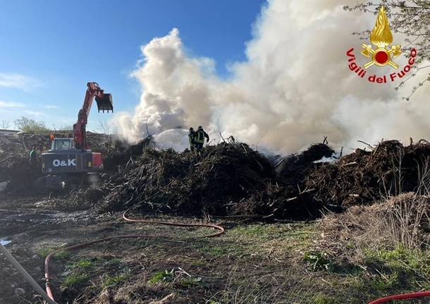 L\'incendio all\'azienda di legnami di Sesto Calende