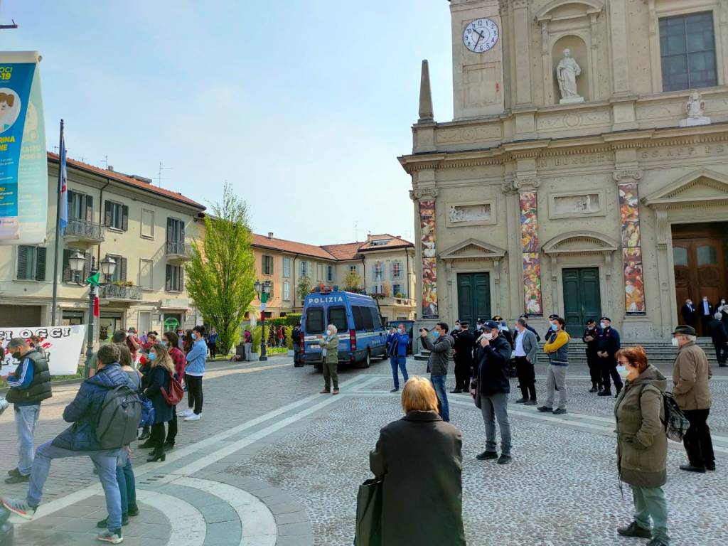 Gli anarchici manifestano in piazza Libertà a Saronno