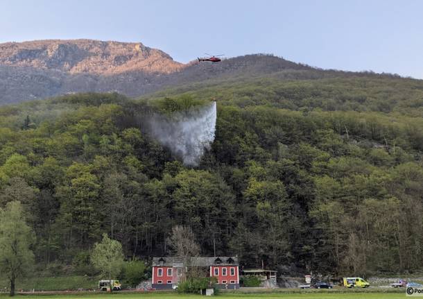 Bosco in fiamme in Vallemaggia