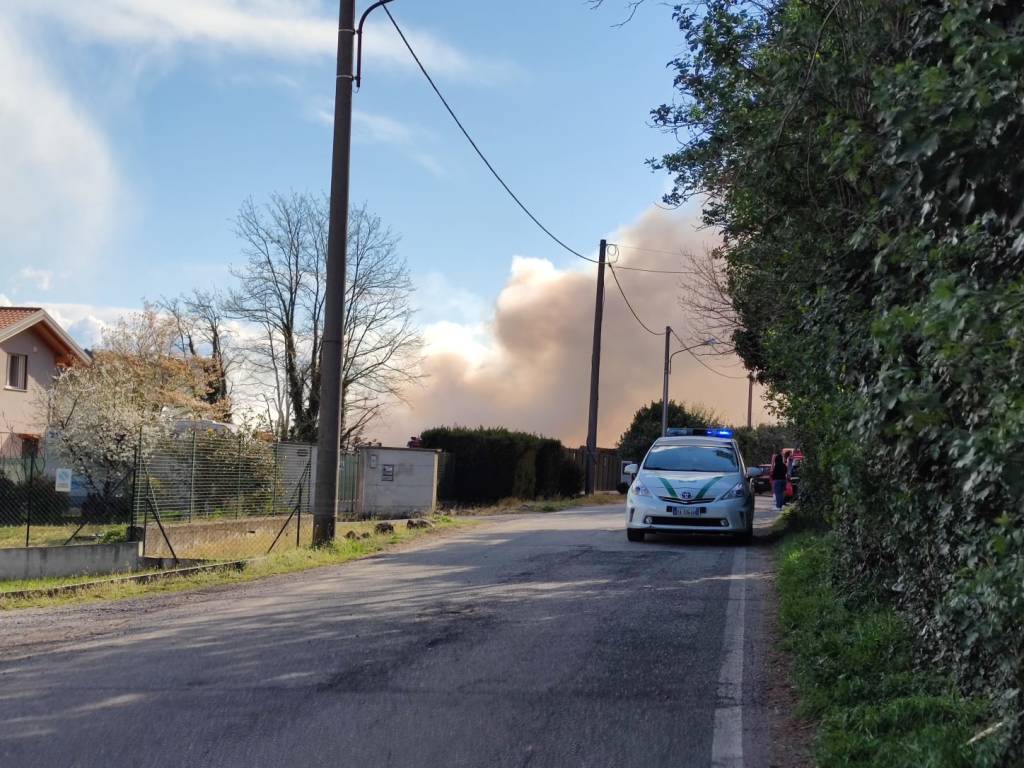 L\'incendio all\'azienda di legnami di Sesto Calende