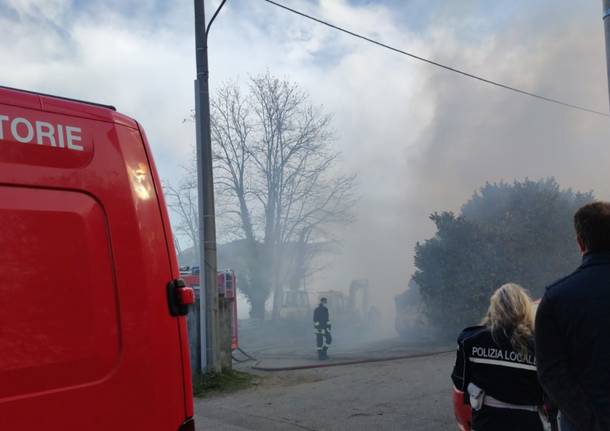 L’incendio all’azienda di legnami di Sesto Calende