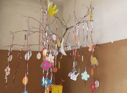 Un albero decorato dai bimbi del Villaggio Ignis a Travedona per festeggiare la Pasqua