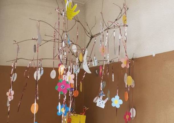 Un albero decorato dai bimbi del Villaggio Ignis a Travedona per festeggiare la Pasqua