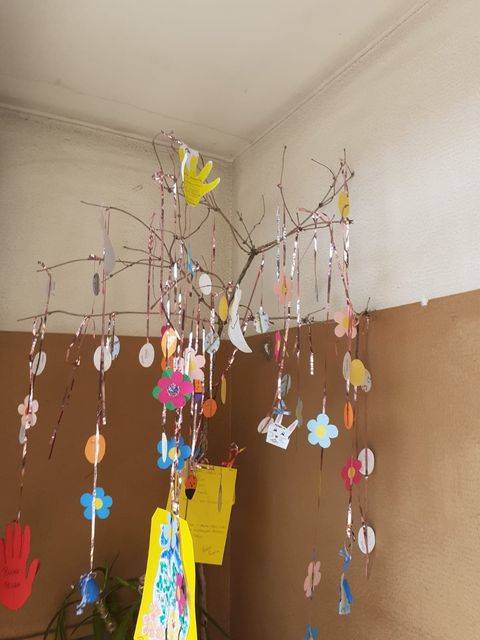 Un albero decorato dai bimbi del Villaggio Ignis a Travedona per festeggiare la Pasqua