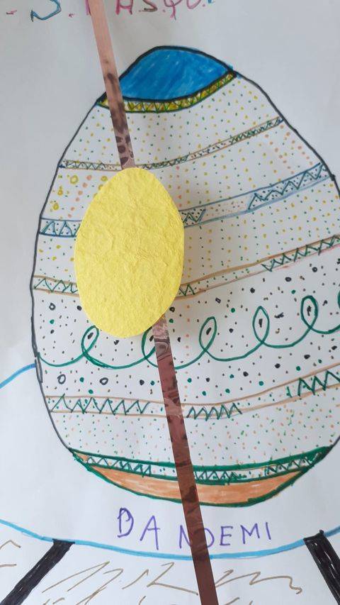 Un albero decorato dai bimbi del Villaggio Ignis a Travedona per festeggiare la Pasqua