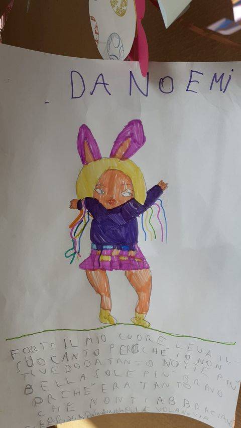Un albero decorato dai bimbi del Villaggio Ignis a Travedona per festeggiare la Pasqua