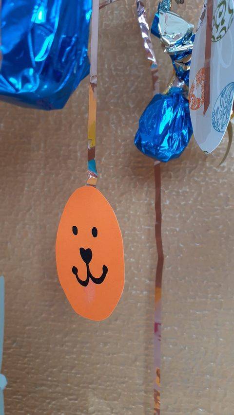 Un albero decorato dai bimbi del Villaggio Ignis a Travedona per festeggiare la Pasqua