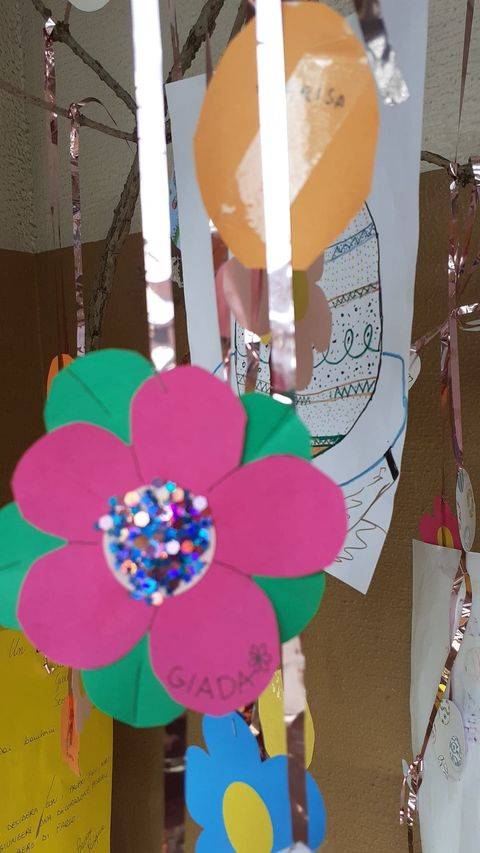 Un albero decorato dai bimbi del Villaggio Ignis a Travedona per festeggiare la Pasqua