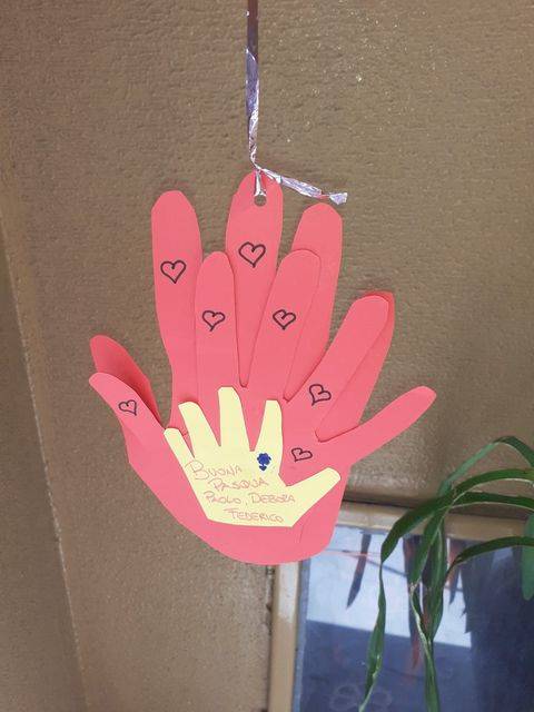 Un albero decorato dai bimbi del Villaggio Ignis a Travedona per festeggiare la Pasqua