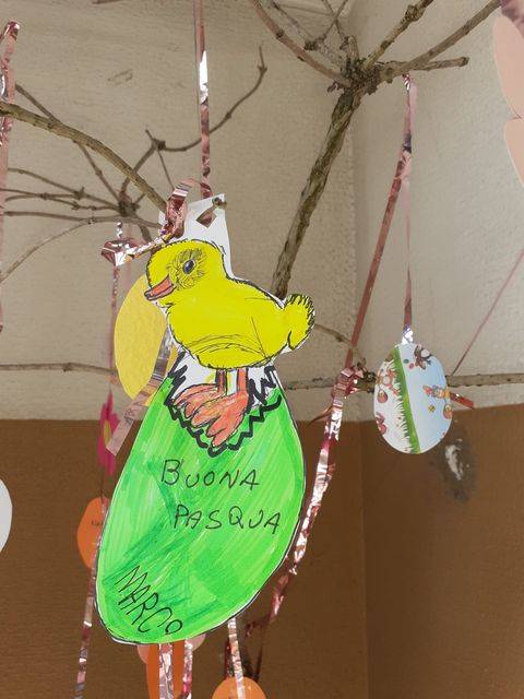 Un albero decorato dai bimbi del Villaggio Ignis a Travedona per festeggiare la Pasqua
