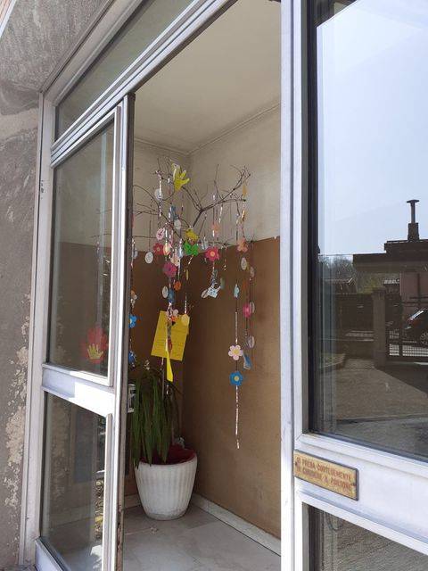 Un albero decorato dai bimbi del Villaggio Ignis a Travedona per festeggiare la Pasqua
