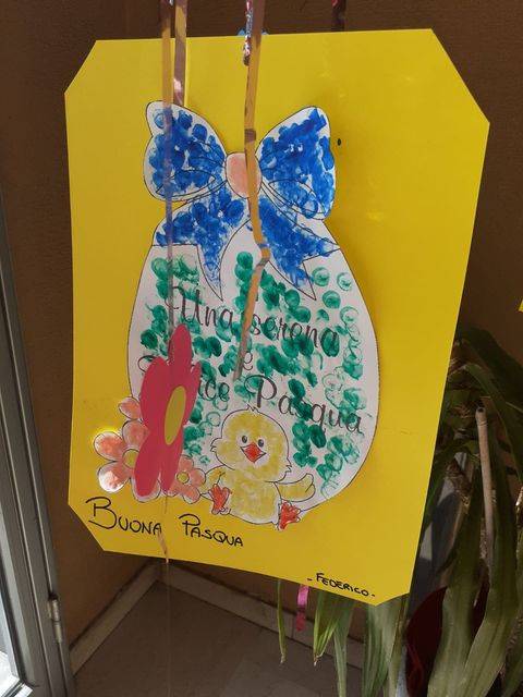 Un albero decorato dai bimbi del Villaggio Ignis a Travedona per festeggiare la Pasqua