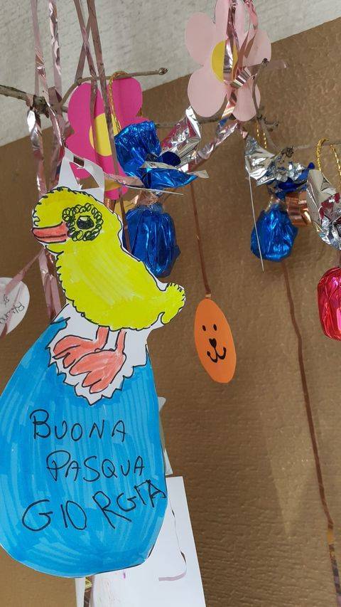 Un albero decorato dai bimbi del Villaggio Ignis a Travedona per festeggiare la Pasqua