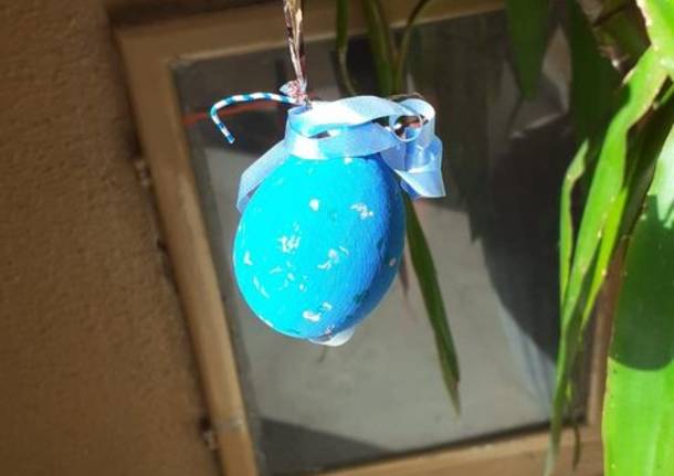 Un albero decorato dai bimbi del Villaggio Ignis a Travedona per festeggiare la Pasqua