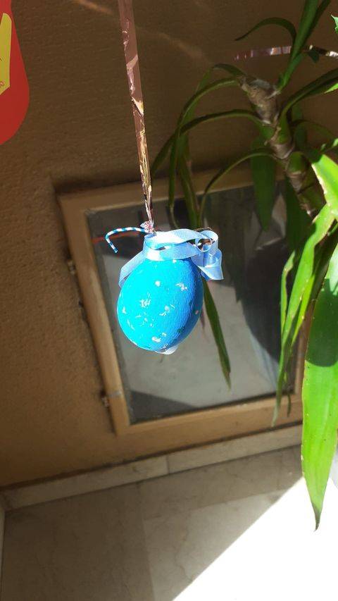 Un albero decorato dai bimbi del Villaggio Ignis a Travedona per festeggiare la Pasqua