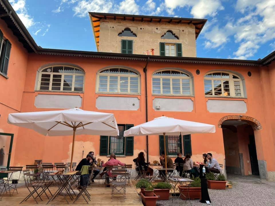 Angera, i bar nei cortili del borgo