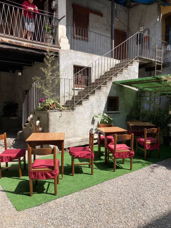 Angera, i bar nei cortili del borgo