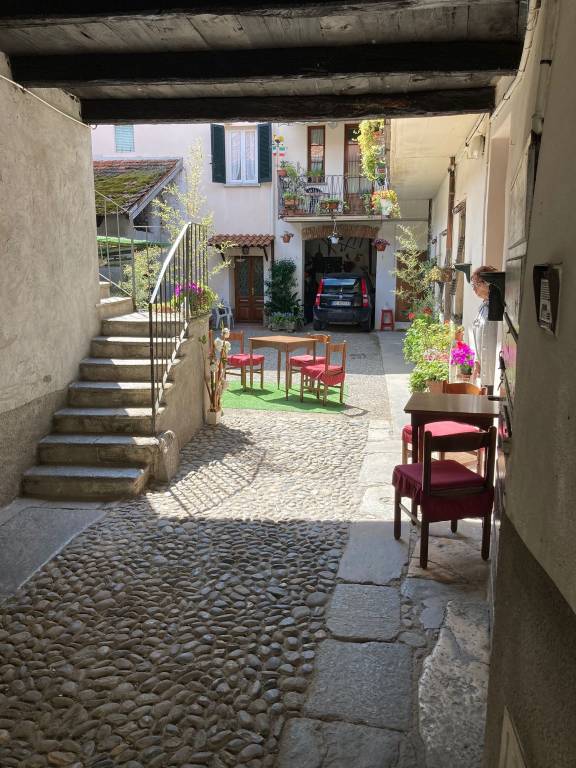 Angera, i bar nei cortili del borgo