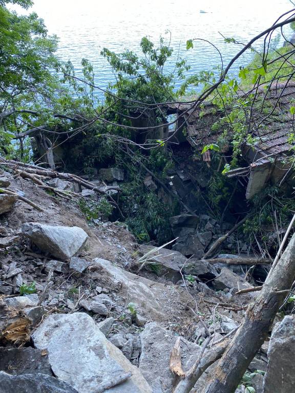 Frana tra Luino e Maccagno, statale del lago chiusa fino a giovedì pomeriggio