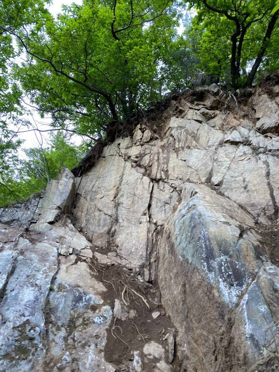 Frana tra Luino e Maccagno, statale del lago chiusa fino a giovedì pomeriggio