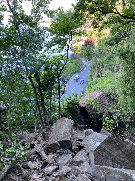 Frana tra Luino e Maccagno, statale del lago chiusa fino a giovedì pomeriggio