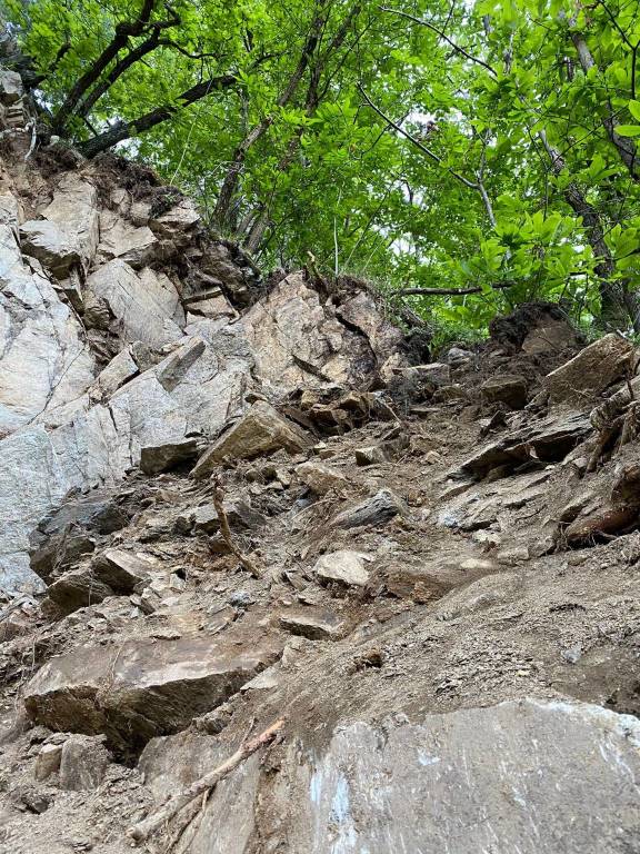 Frana tra Luino e Maccagno, statale del lago chiusa fino a giovedì pomeriggio