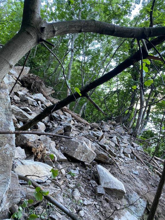 Frana tra Luino e Maccagno, statale del lago chiusa fino a giovedì pomeriggio