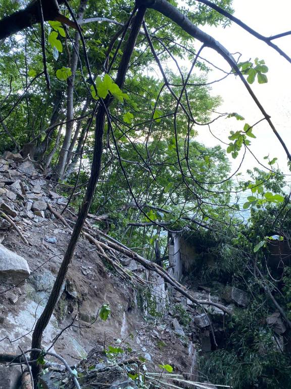 Frana tra Luino e Maccagno, statale del lago chiusa fino a giovedì pomeriggio