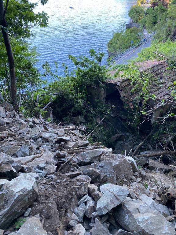 Frana tra Luino e Maccagno, statale del lago chiusa fino a giovedì pomeriggio