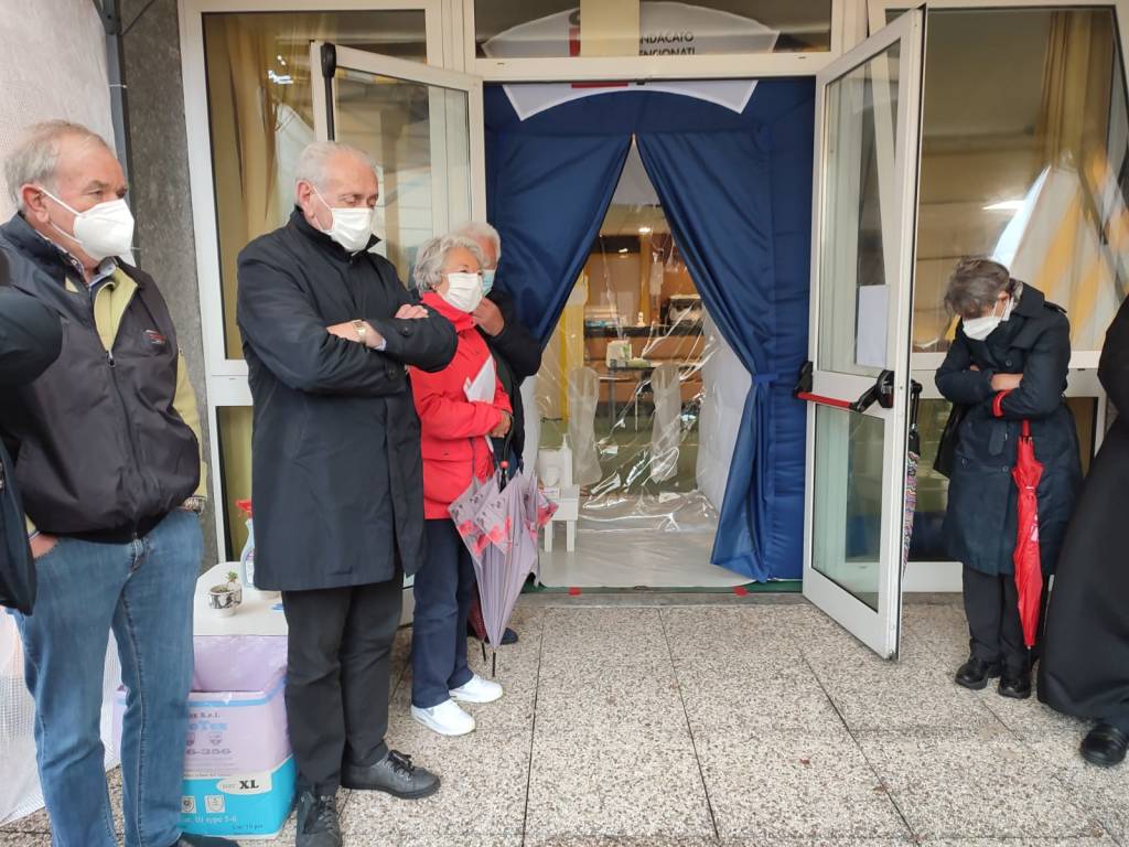 Inaugurazione stanza degli abbracci alla Monsignor Comi di Luino