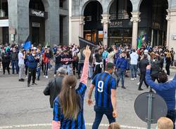 Inter campione d'Italia, bandiere e cori in centro a Varese