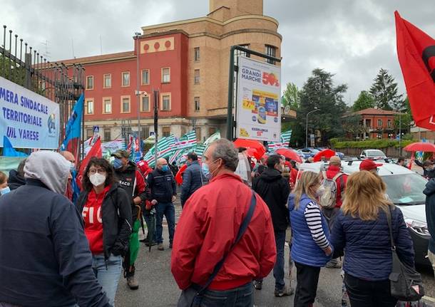 “Fermiamo la strage infinita”, sindacati in presidio a Varese