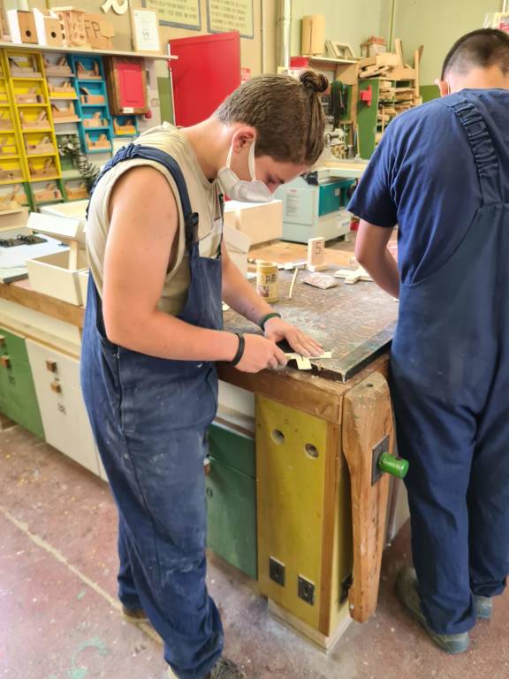 Il salvadanaio in legno per le raccolte fondi della Cri