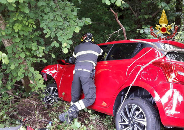 incidente tra due vetture a Laveno Mombello