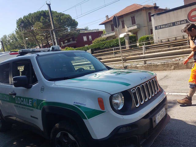 Tir incastrato nel passaggio a livello di Cittiglio