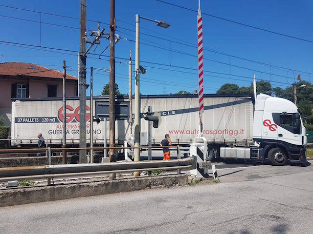 Tir incastrato nel passaggio a livello di Cittiglio