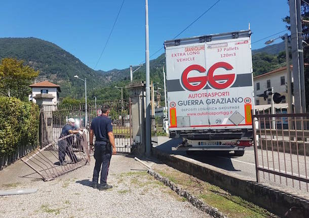 Tir incastrato nel passaggio a livello di Cittiglio