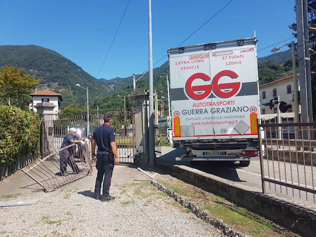 Tir incastrato nel passaggio a livello di Cittiglio
