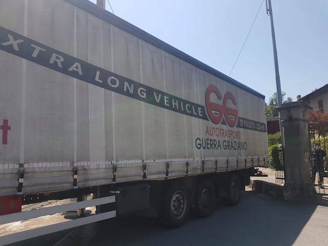 Tir incastrato nel passaggio a livello di Cittiglio