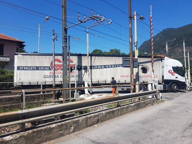 Tir incastrato nel passaggio a livello di Cittiglio