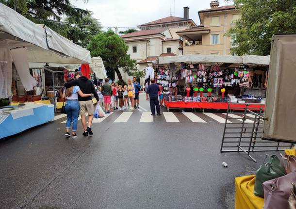 Luino, bancarelle e nuvole