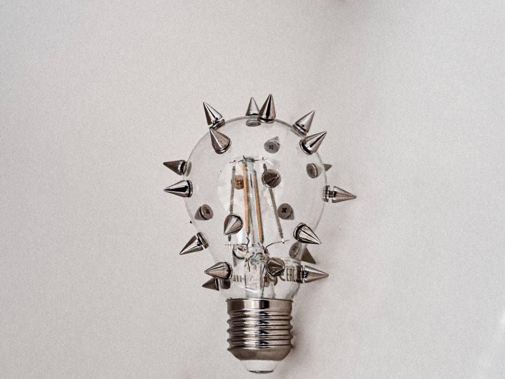 Sharp Life, le borchie dell'aronese Maria Orfano per vedere la quotidianità da un punto di vista differente