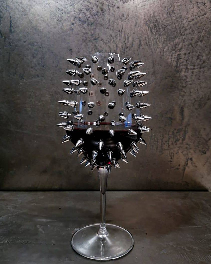 Sharp Life, le borchie dell'aronese Maria Orfano per vedere la quotidianità da un punto di vista differente