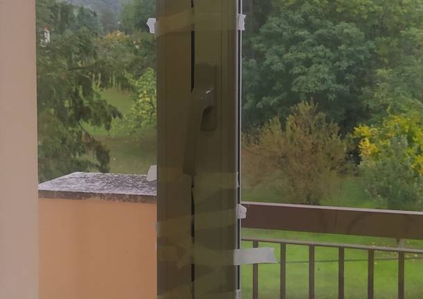 Porte piccole, infissi rotti e luci spente nel reparto subacuti dell’ospedale di Angera