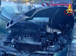 auto in fiamme a brezzo di bedero